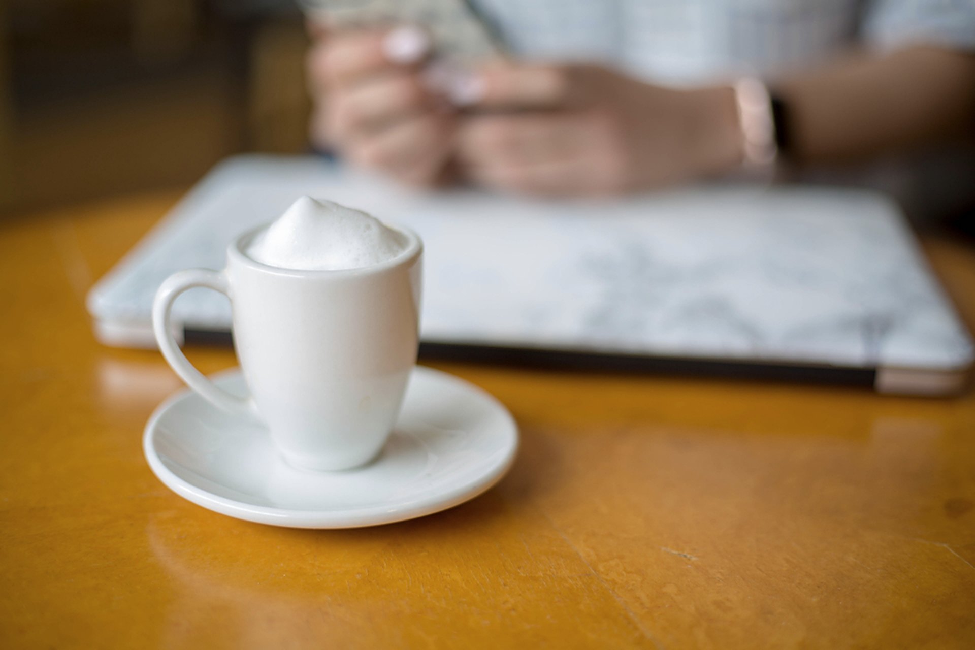 Indépendant au café avec son ordinateur