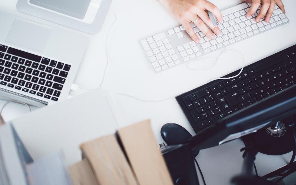 Entrepreneur travaillant sur son ordinateur