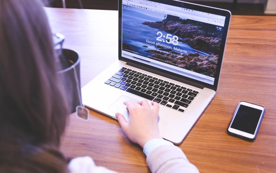 Entrepreneur travaillant sur son ordinateur