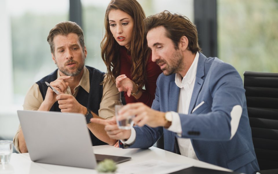 Équipe en réunion de travail