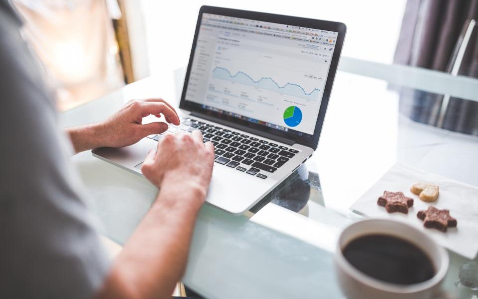 Entrepreneur travaillant sur son ordinateur