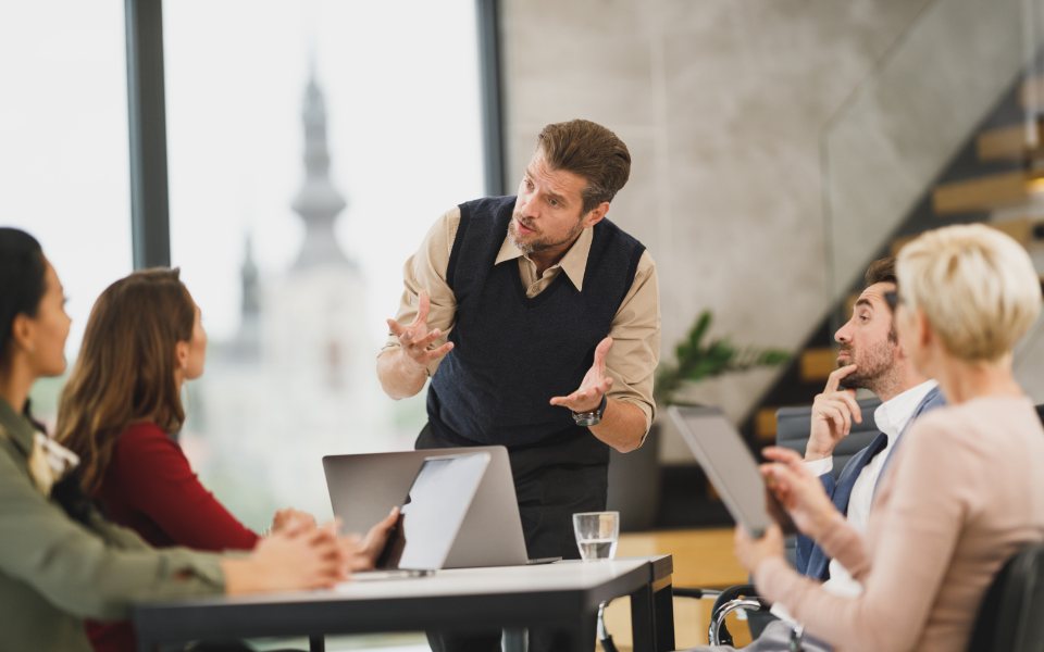 Équipe en réunion de travail