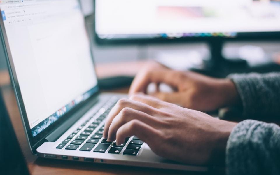 Entrepreneur travaillant sur son ordinateur